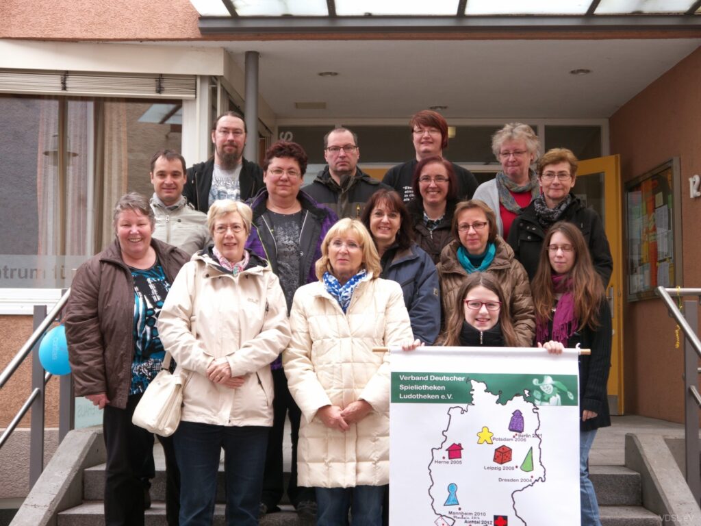 Gruppenfoto von Mitgliedern des Verbandes Deutscher Spielotheken vor einem Gebäude.